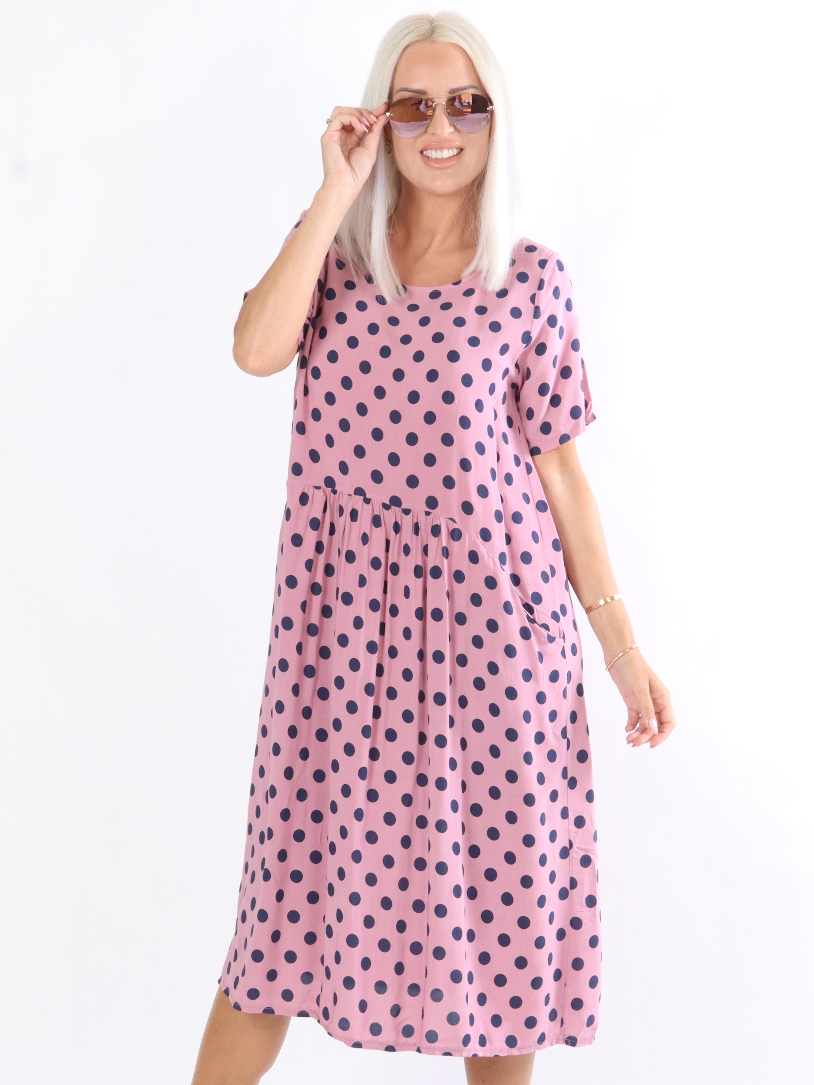 Line - Klänning med prickar i lös passform